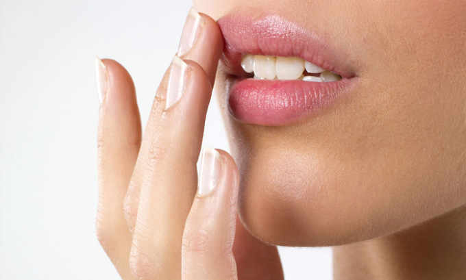 Масла помогают избавиться от герпетической сыпи на лице, например на губах