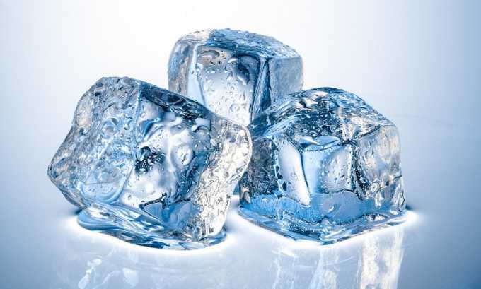 Кубик льда прикладывают к пораженным участкам, предварительно завернув его в хлопчатобумажную ткань