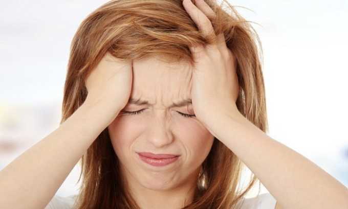 Женщина, которая страдает от генитального герпеса, жалуется на головные боли