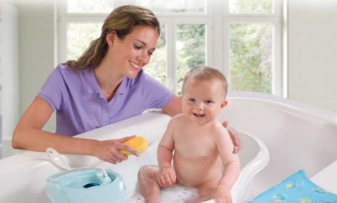 Не следует купать больного ребенка на протяжении всего периода появления сыпи, чтобы не допустить распространения жидкости из папул по всему телу