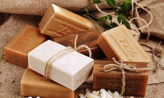 Хозяйственным мылом можно намыливать нужные участки кожи 4-5 раз в день