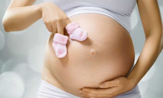 Вирус проникает в организм плода в период внутриутробного развития и прохождения по родовым путям больной матери