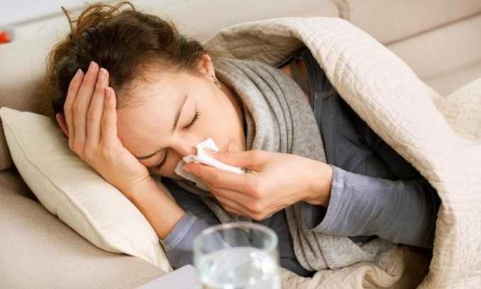 У человека, зараженного цитомегаловирусом, может появиться клиническая симптоматика простуды с длительным течением ринита