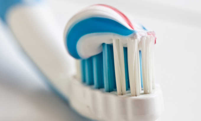 Зубная паста подсушивает мокнущие язвы