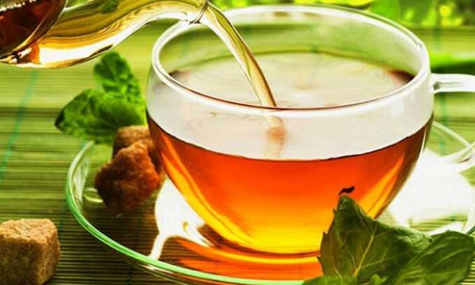 Теплые травяные чаи с листьями черной смородины, мелиссой, мятой, липовым цветом и лимоном помогут снизить температуру и успокоить