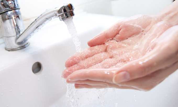 При герпесе на руках необходимо соблюдать правила личной гигиены с частым мытьем рук