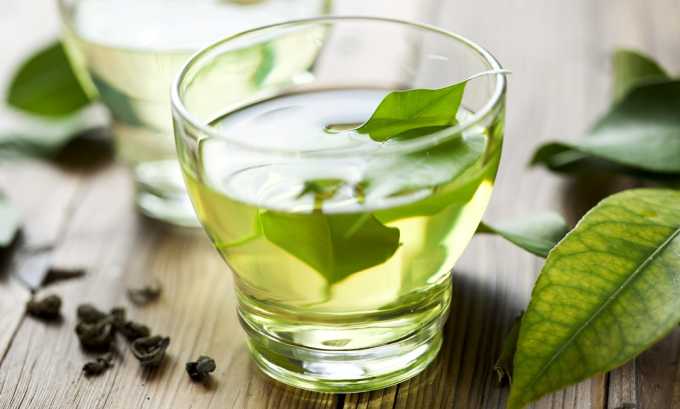 Листья зеленого чая заваривают в чашке и настаивают в течение 20-25 минут, после чего фильтруют