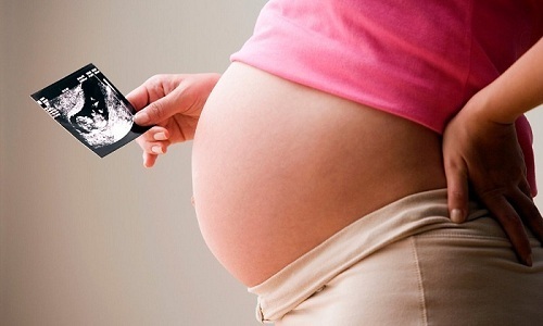 Убрать симптомы герпеса у беременной женщины удастся с помощью мазей