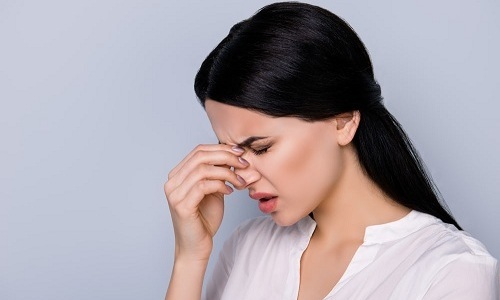 На начальном этапе развития герпеса в носу при пальпации могут возникать болезненные ощущения