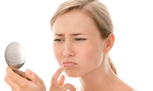 Первичное заражение вирусом простого герпеса (ВПГ) 1 типа или его активизация в организме человека вызывает появление пузырьковых высыпаний на слизистых и коже лица: на губах, в области носа, щек или подбородка