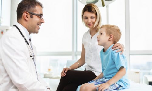 При первых признаках инфекции у ребенка нужно незамедлительно обратиться к врачу