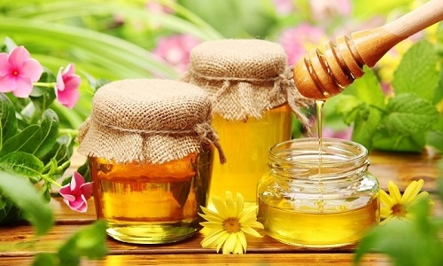 Если нет аллергической реакции на продукты пчеловодства, рекомендуется смазывать полость рта ребенка медом