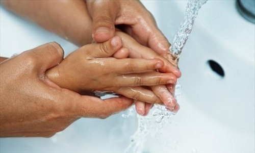 Для того чтобы вирус не проявлялся, необходимо мыть руки перед едой и после посещения общественных мест