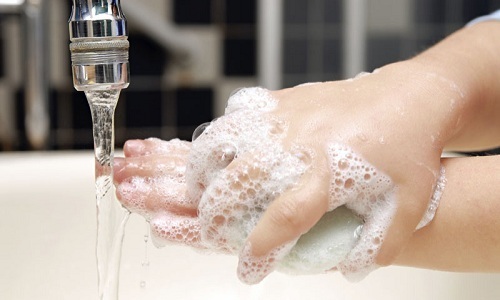 После окончания процедуры нанесения на высыпания герпеса рекомендуется вымыть руки с мылом