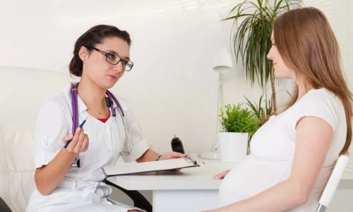 Для предотвращения заражения грудничков ВПГ беременная женщина должна регулярно посещать специалиста