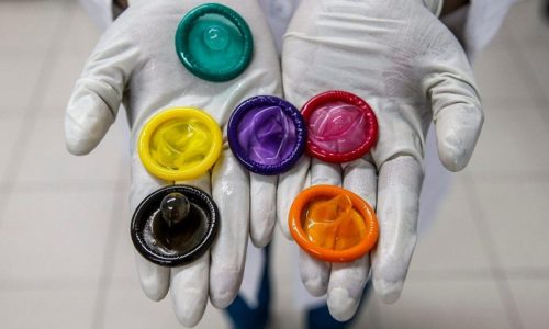 Надежным способом предотвратить заражение генитальным герпесом является использование презервативов во время половых контактов