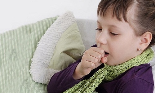 Кашель у ребенка - это опасный признак, свидетельствующий о распространении вирусной инфекции на дыхательную систему и развитии осложнений бактериальной природы