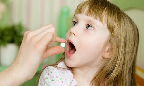 При герпетических высыпаниях в детском возрасте врачи рекомендуют ограничиться симптоматическим лечением - своевременно давать жаропонижающие лекарства