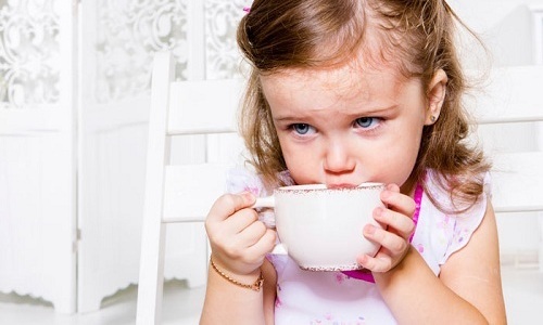 Если ребенок стал нервным из-за беспокоящего его зуда, можно давать ему травяные чаи, включающие растения, отличающиеся мягким седативным действием