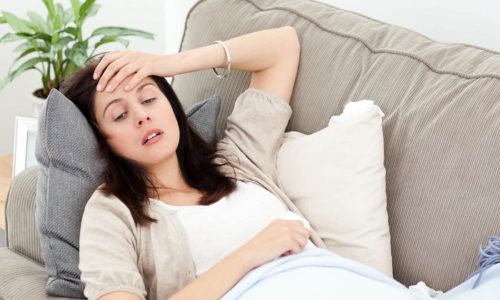 У большинства пациентов инкубационный период протекает бессимптомно, но некоторые жалуются на повышение утомляемости, появление слабости 