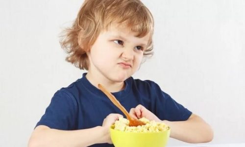Дети часто отказываются от еды, становятся капризными, могут плохо спать из-за зуда кожи и жжения слизистых рта