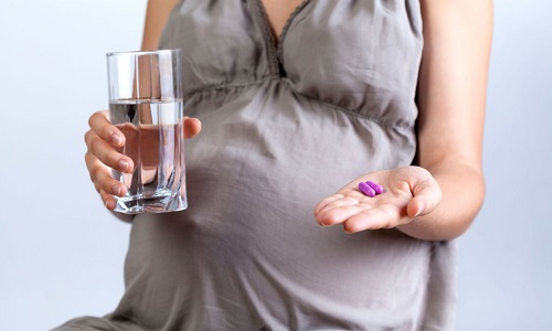 Беременным женщинам необходимо принимать витаминные комплексы для укрепления иммунитета