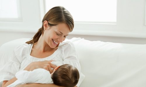 Если женщина заразилась ветряной оспой во время лактации, а грудное вскармливание не прерывали, младенец получает антитела с материнским молоком