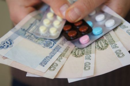 При выборе лекарства часто обращают внимание на цену, забывая о другом важном качестве - эффективности