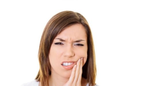 Герпетический стоматит — это заболевание слизистой оболочки рта бактериального характера, инициированное вирусом простого герпеса 1 или 2 типа, протекающее с периодами обострений и ремиссий