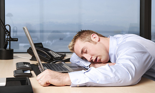 Если инфицирование вирусом герпеса 4 типа протекает в форме синдрома хронической усталости, то наблюдаются следующие признаки: быстрая утомляемость во время выполнения работы, постоянная усталость, которая не исчезает после длительного отдыха и т.д