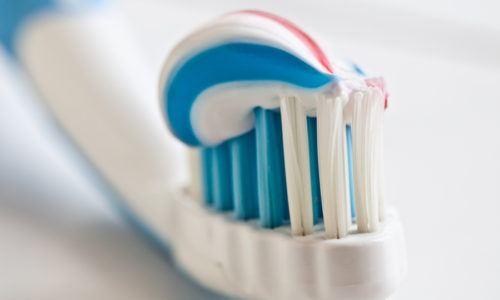 Для устранения герпеса на губах часто используют зубную пасту